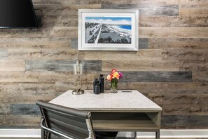 Hochwertige Bettwaren, Zimmersafe, Schreibtisch