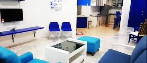 Apartment, 3 Bedrooms, Non Smoking | Ruang tamu | TV skrin rata