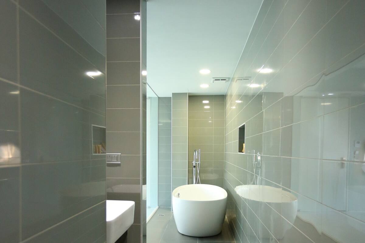 deluxe double room | bathroom | shower, hair dryer, slippers, towels