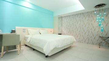 Un dormitorio moderno con cama, escritorio y silla.