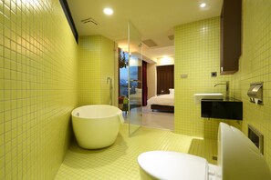 Superior Double Room | Bathroom | Shower, hair dryer, slippers, towels - The Fantasy Apartment (Hualien City)