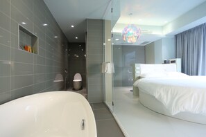 Deluxe Double Room | Minibar, in-room safe, desk, blackout curtains - The Fantasy Apartment (Hualien City)