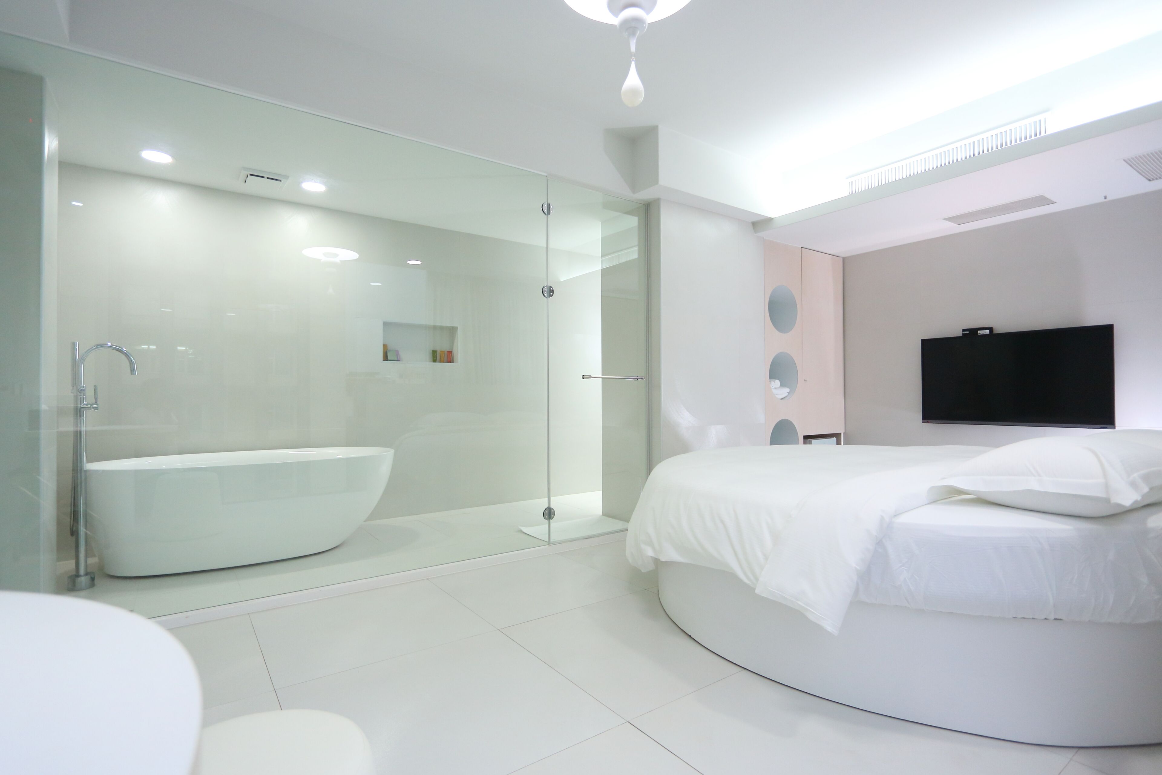 deluxe double room | minibar, in-room safe, desk, blackout curtains