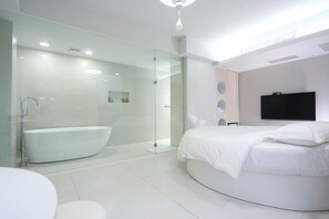 Deluxe Double Room | Minibar, in-room safe, desk, blackout drapes - The Fantasy Apartment (Hualien City)