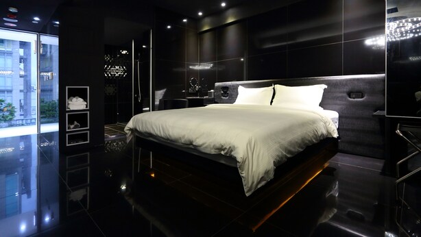 Standard Double Room, No Windows | Bar mini, peti besi dalam bilik, meja, langsir/tirai gelap terus 