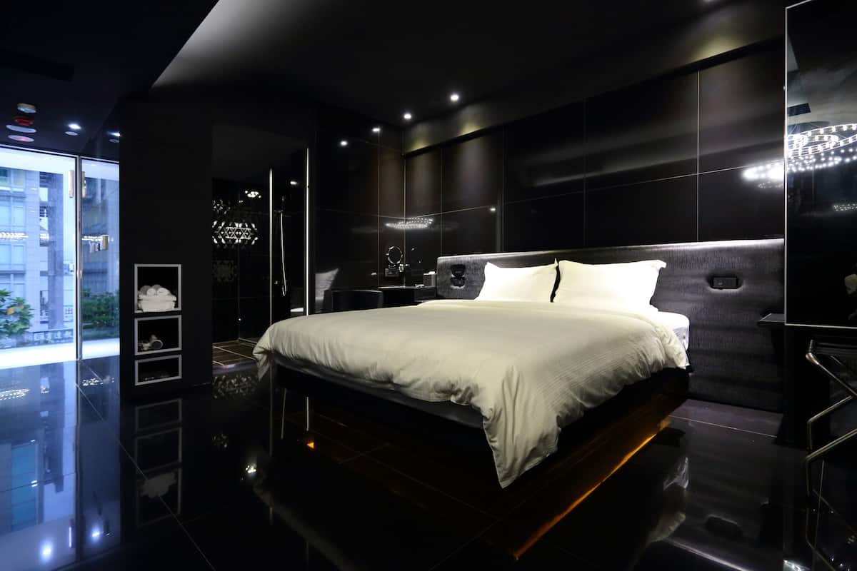 Habitación doble estándar, sin ventanas | Minibar, caja de seguridad en la habitación y escritorio