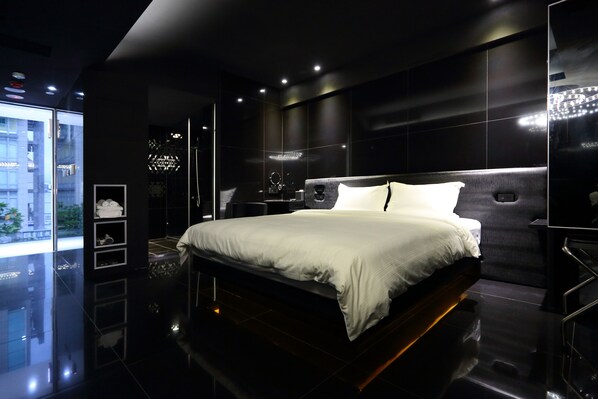 Minibar, caja de seguridad en la habitación y escritorio