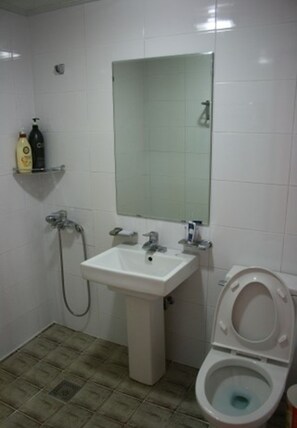 ฝักบัว, ของใช้ในห้องน้ำฟรี, ไดร์เป่าผม, รองเท้าสวมภายในห้อง
