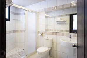 Quadruple Room, 2 Double Beds, Non Smoking | Bathroom | Shower, rainfall showerhead, free toiletries, hair dryer - Chamie B&B (Hengchun)