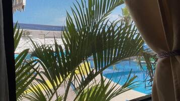 Kamer, aan het zwembad (3) | Een bureau, gratis wifi, beddengoed