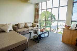 Suite « Premier » (Family) | Coin séjour | Télévision à écran plat de 32 pouces avec chaînes par câble, télévision