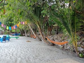 Ranta lähistöllä, valkoista hiekkaa