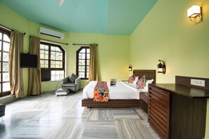 Deluxe Room | Breakfast area | Free daily continental breakfast 