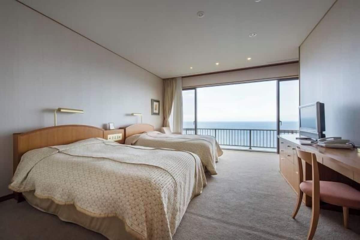 Free minibar, in-room safe, free WiFi, bed sheets