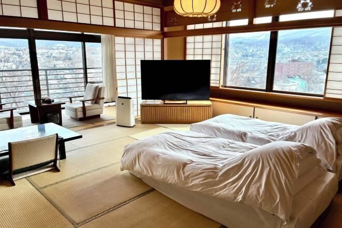 Free minibar, in-room safe, free WiFi, bed sheets