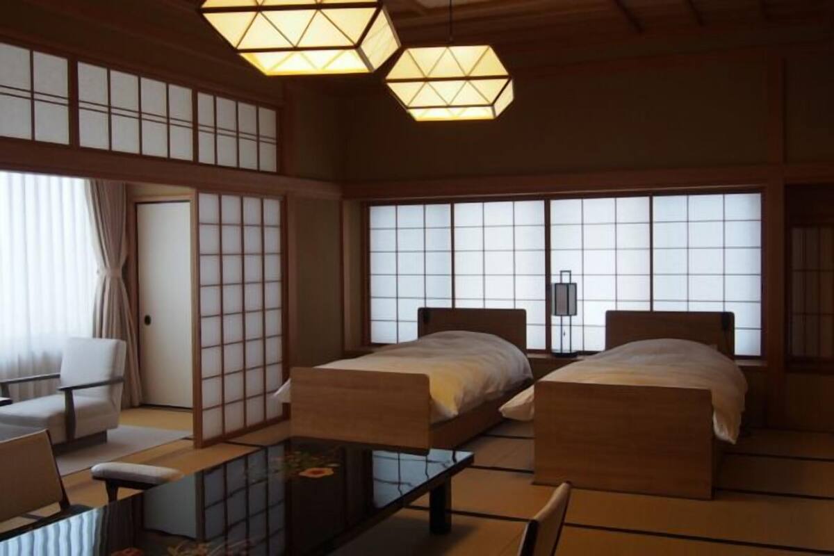 Free minibar, in-room safe, free WiFi, bed sheets