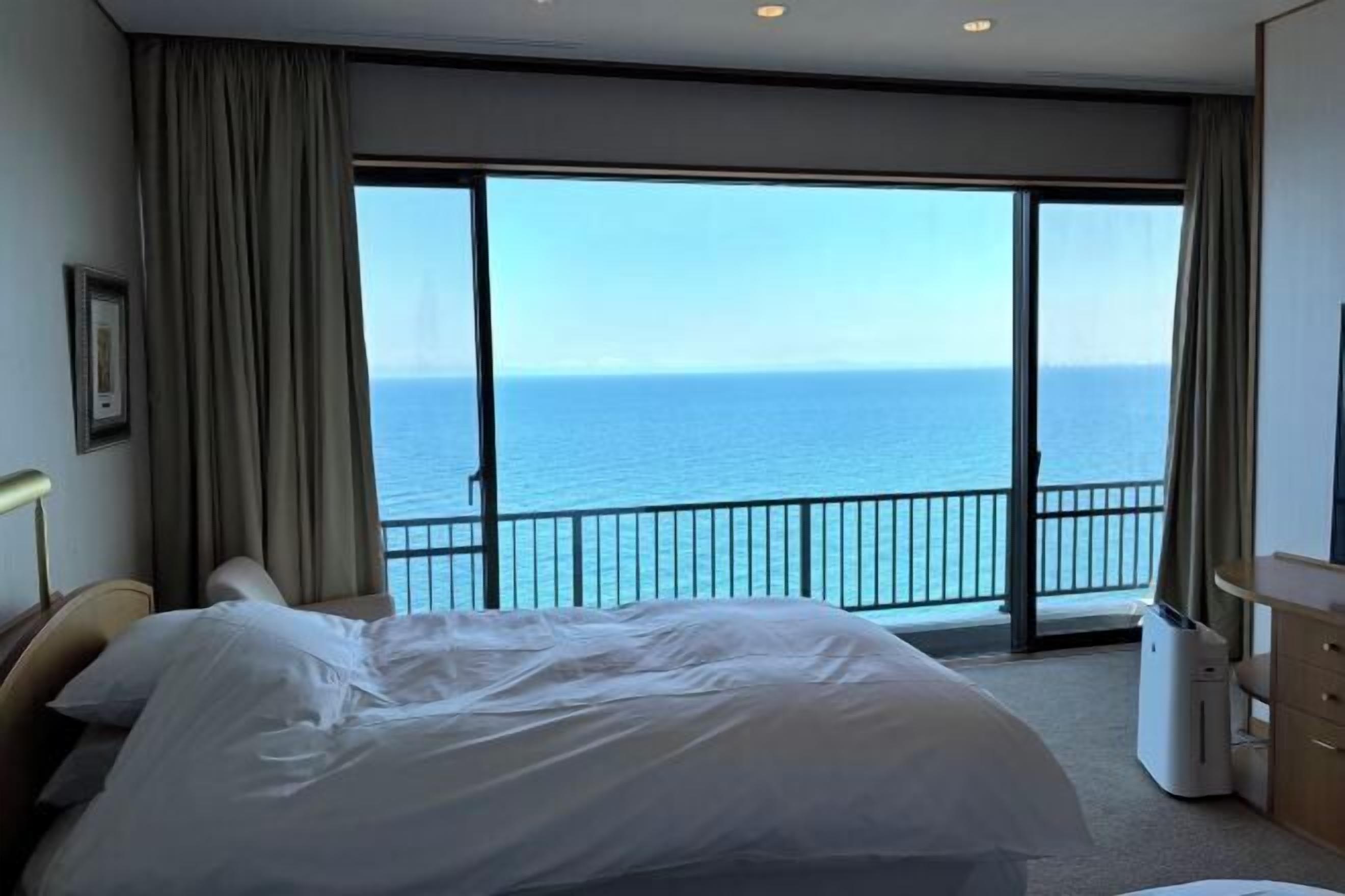 Frigobar (abastecido com itens grátis), cofres nos quartos