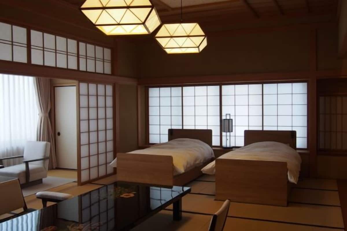 Frigobar (abastecido com itens grátis), cofres nos quartos