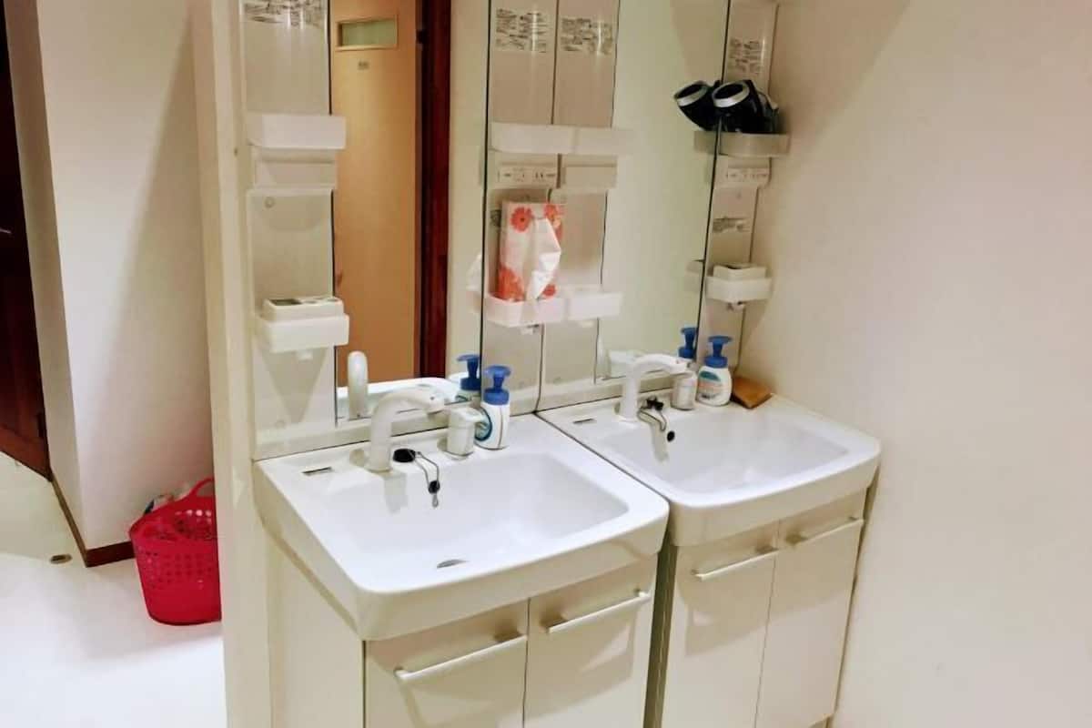 Badkamer | Een douche, pantoffels, een bidet