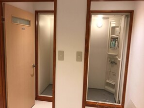 Shower, slippers, bidet - Guesthouse LuLuLu (Kochi)