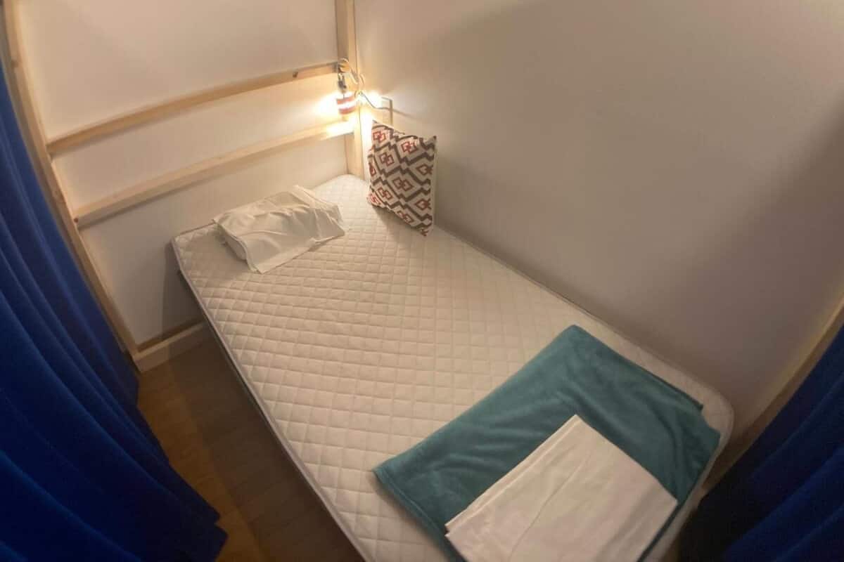 1 slaapkamer, geluiddichte muren, een strijkplank/strijkijzer