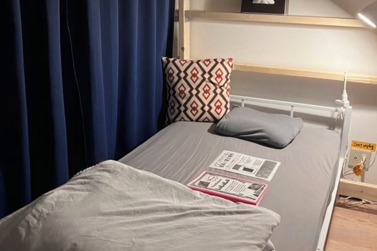WiFi (free), bed sheets