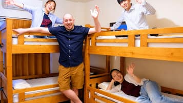 Phòng, không hút thuốc (4 Bed, free breakfast, private) | Truy cập Internet không dây miễn phí, bộ trải giường
