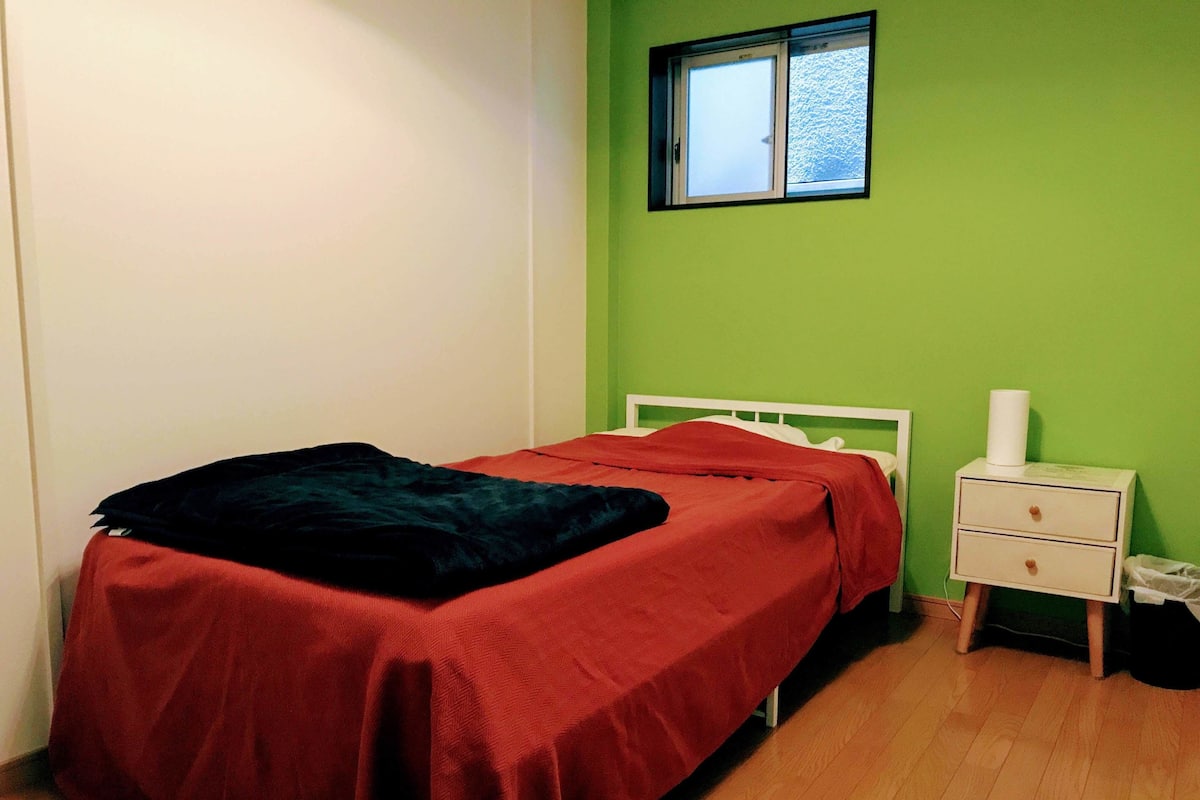 1 slaapkamer, geluiddichte muren, een strijkplank/strijkijzer
