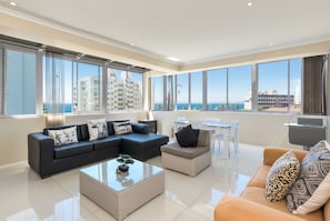 Premier-Apartment, 2 Schlafzimmer, Nichtraucher, Bergblick | Wohnzimmer | Flachbildfernseher