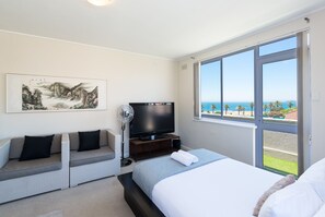 Premier Apartment, 2 Bedrooms, Non Smoking, Mountain View | 2 bedrooms, desk, iron/ironing board, cribs/infant beds - Belle Isle 10 (Cape Town)