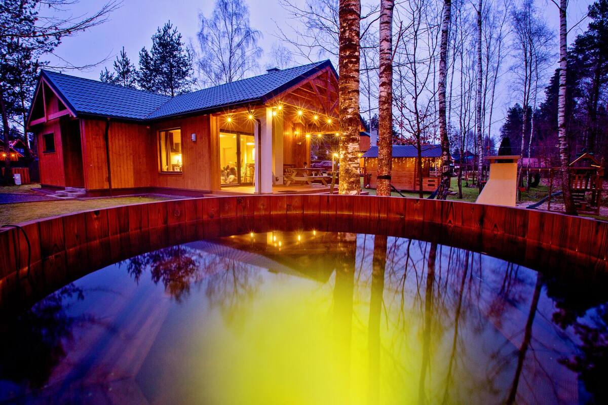 Une cabane en bois avec une véranda et une piscine.