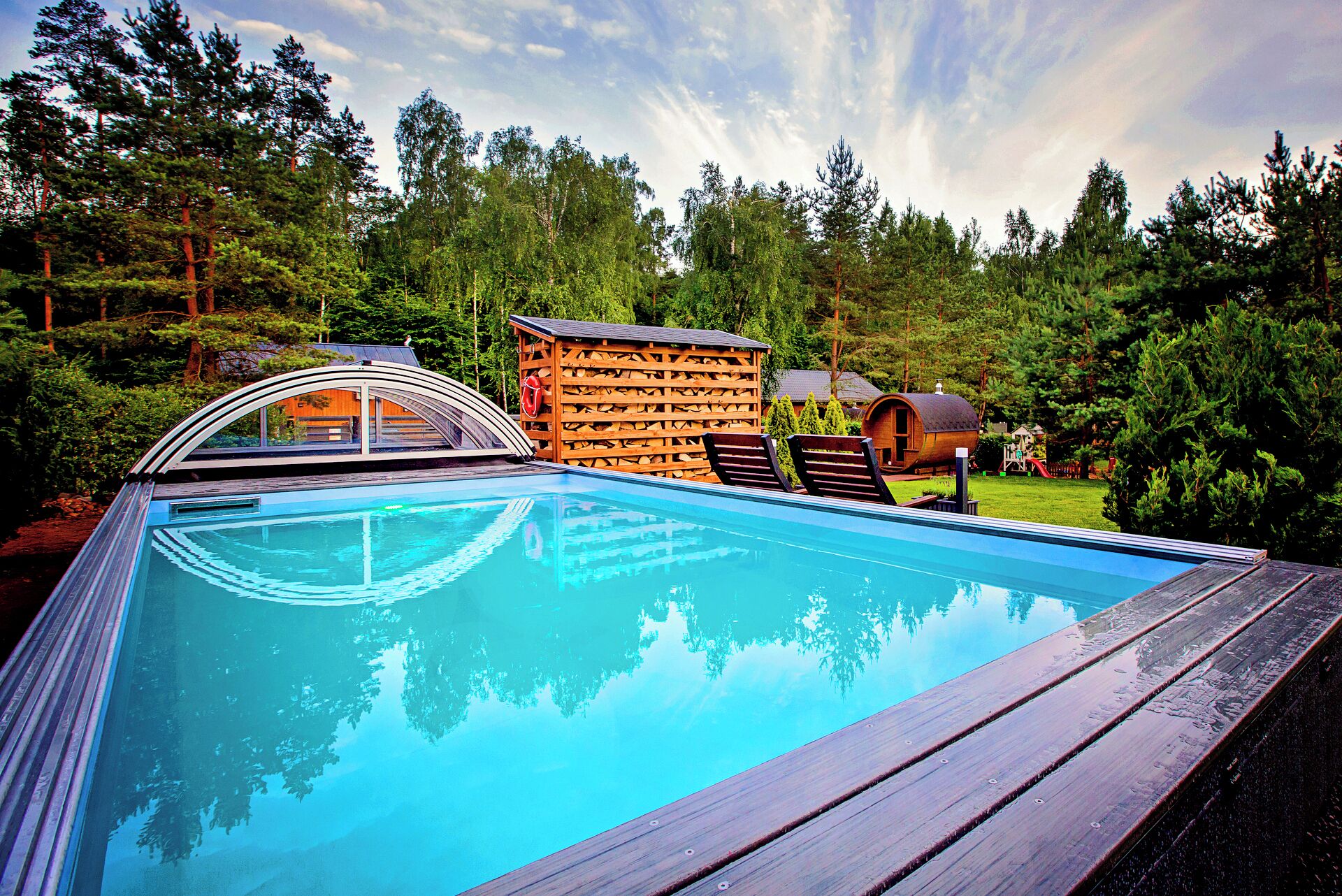 季節性室外泳池；躺椅