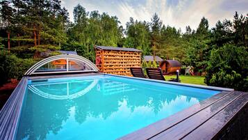 季節性室外泳池;躺椅