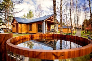 Decoración personalizada, cortinas blackout y sistema de insonorización