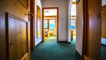 Suite Comfort, pemandangan gunung | Brankas, meja kerja, tempat tidur bayi gratis, dan Wi-Fi gratis