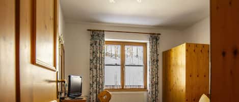 Eenvoudige tweepersoonskamer, uitzicht op bergen | Een kluis op de kamer, een bureau, gratis babybedden, gratis wifi