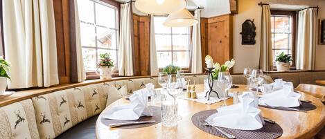 Ontbijt, serveert lunch, diner, lokale gerechten, uitzicht op de tuin