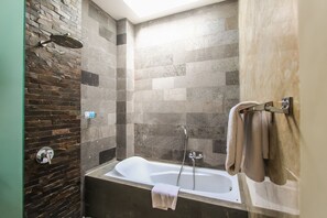 Villa, 2 Schlafzimmer | Badezimmer | Badewanne und Dusche (separat), Komfortbadewanne