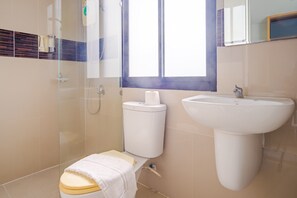 Deluxe Double Room | Bathroom | Shower, towels, soap, shampoo - Phoomjai House (Chalong)