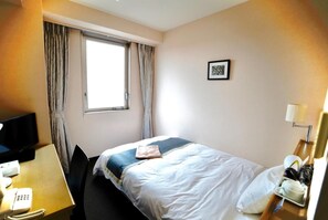 Desk, laptop workspace, blackout curtains, soundproofing - Hotel Frontier Iwaki (Iwaki)