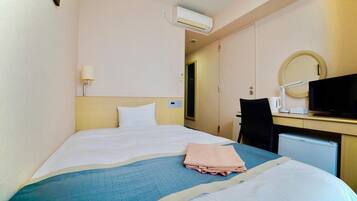 デスク、ノートパソコン用作業スペース、遮光カーテン、防音設備