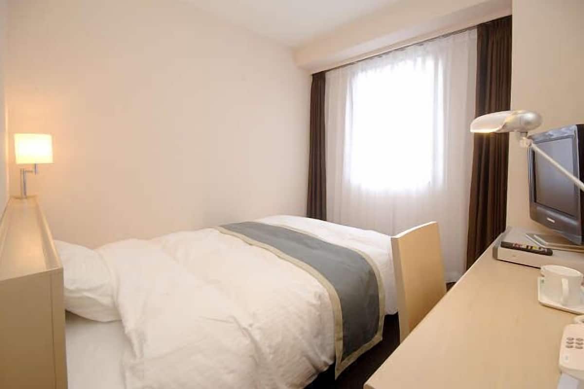 Escritorio, espacio para trabajar con laptop y cortinas blackout