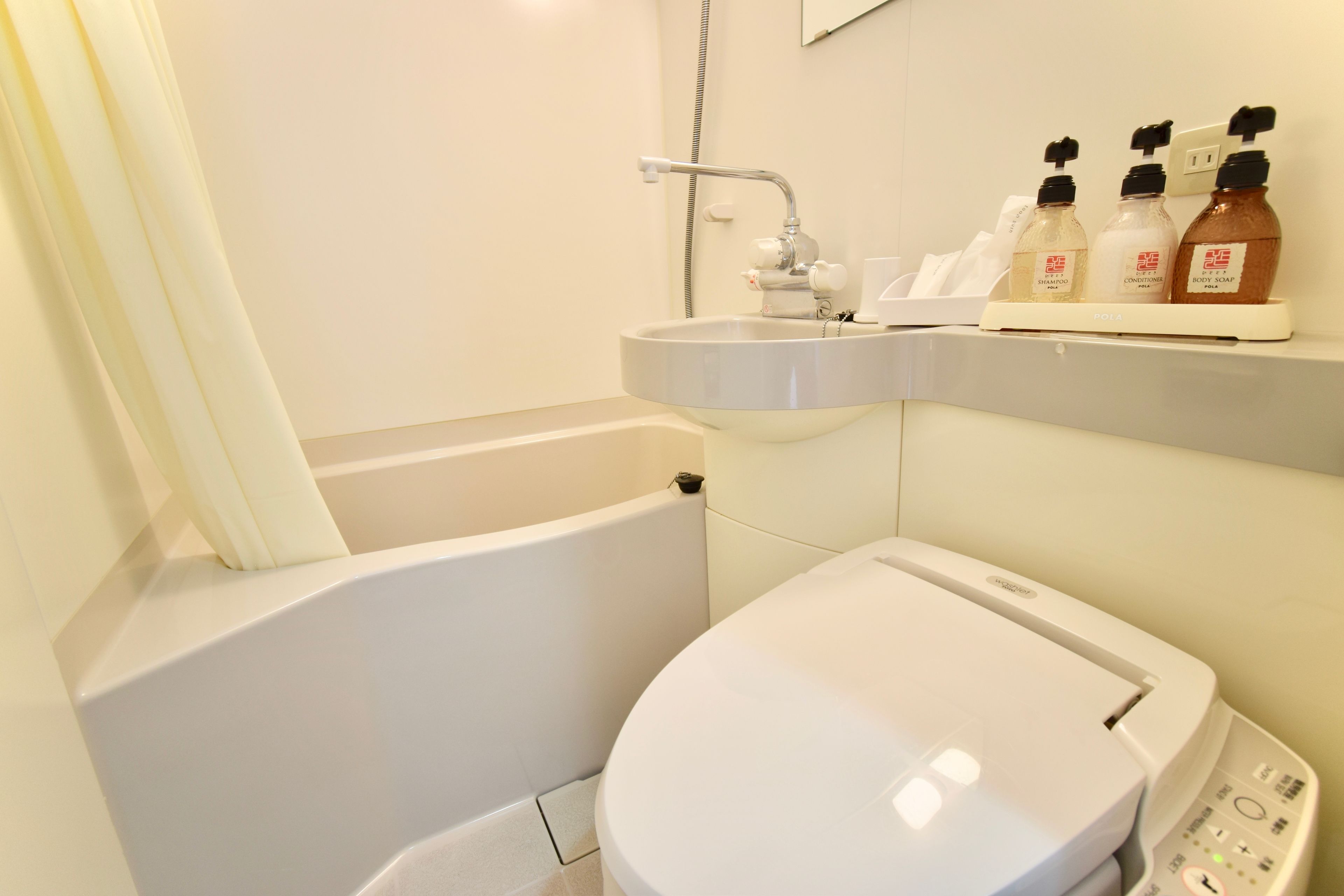 combined shower/bathtub, deep-soaking bathtub, free toiletries