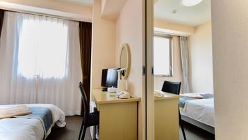 Camera Basic con 2 letti singoli, non fumatori (Connecting) | Una scrivania, postazione laptop, tende oscuranti, insonorizzazione