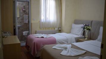 Standardværelse til 3 personer - 1 soveværelse - byudsigt | Premium-sengetøj, skrivebord, lydisolering, ekstra senge (tillægsgebyr)