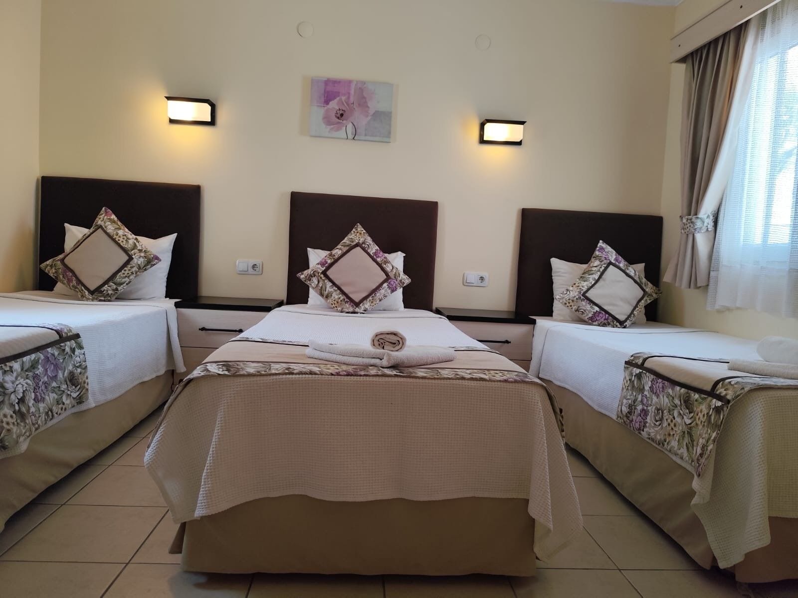 Habitación triple | Minibar, escritorio, wifi gratis y ropa de cama 