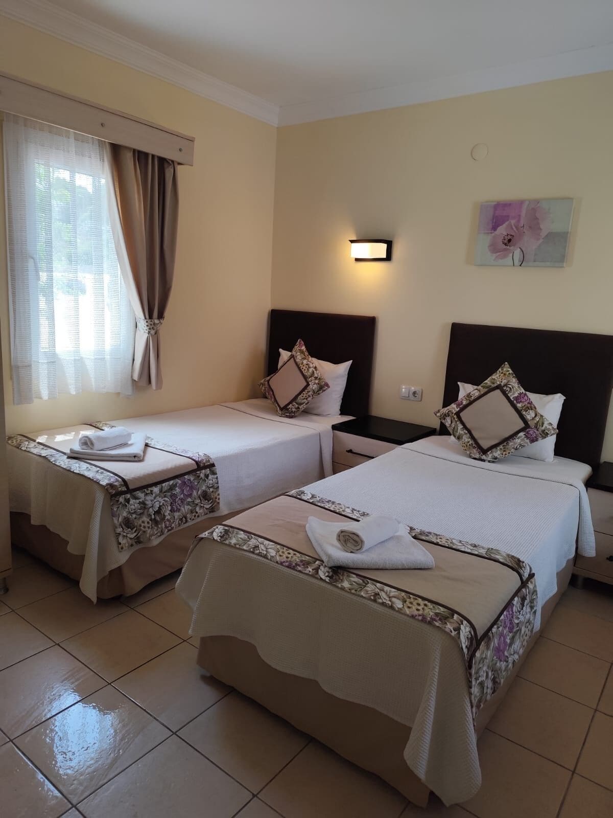 Standard Oda 2 Single Beds | Minibar, escritorio, wifi gratis y ropa de cama 