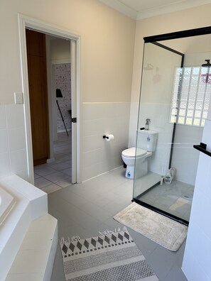 Hair dryer, towels, soap, shampoo - Carcoola Beach House -town centre (Robe)