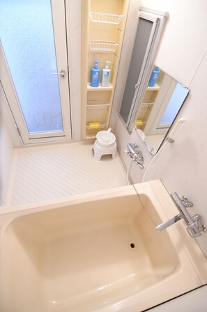 Family Apartment, 3 Bedrooms | Bilik Mandi | Tab mandi dan pancuran berasingan, tab mandi rendaman dalam 