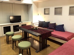 Familienapartment, 3 Schlafzimmer | Wohnzimmer | Flachbildfernseher